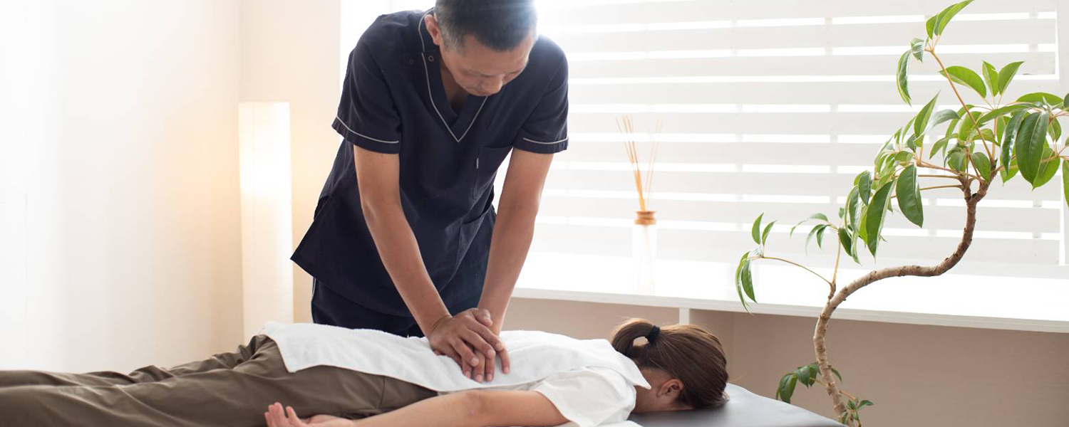 もみほぐしの施術を受けている女性の画像